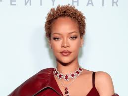 Nouvelle coupe de Rihanna au lancement de la marque de produits capillaires Fenty Hair